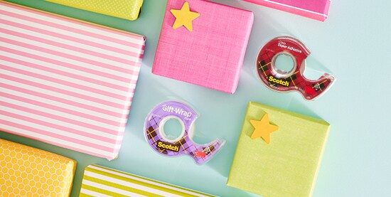 Regalo rosa y verde con cinta morada y verde.
