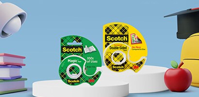 Uso de producto Cintas Adhesivas Scotch® en sobre color azul, packshot Cinta Doble Cara Scotch® y packshot Cinta Mágica Scotch®.
